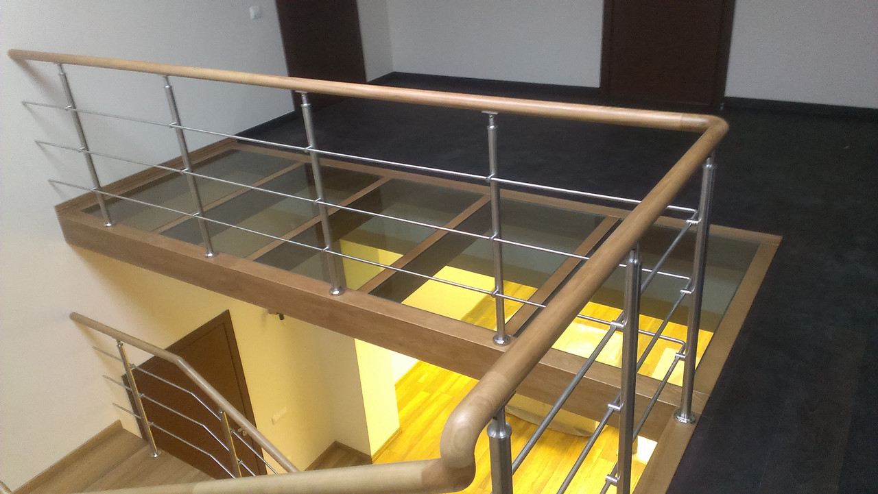 Пеирла нержавіючі  на балкон с поручнем із дерева