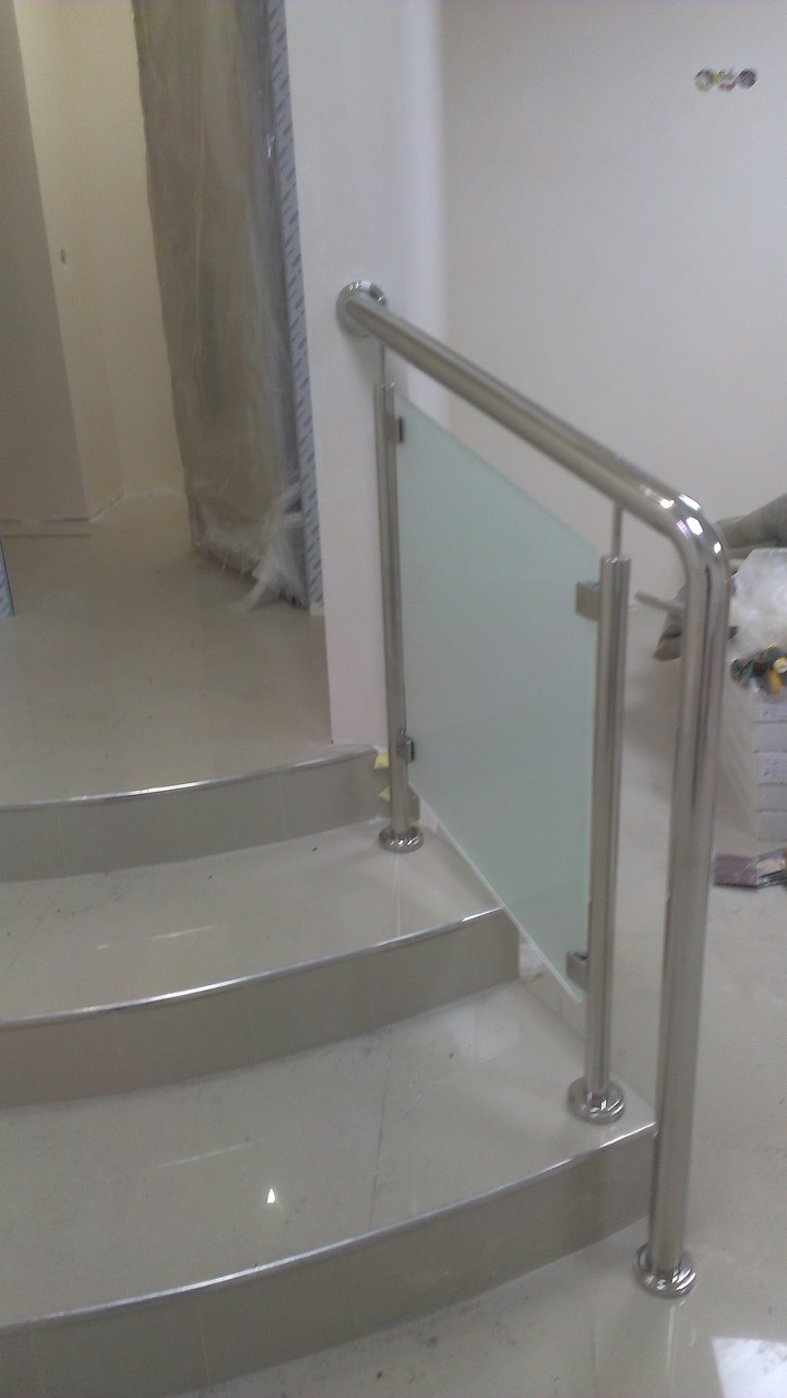 Перила нержавіючі на ганок зі склом 1