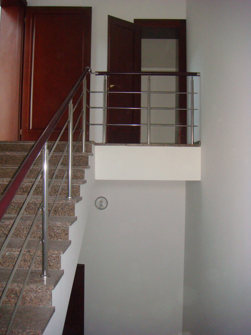 Перила нержавіючі на сходи з дерев'яним поручнем 3