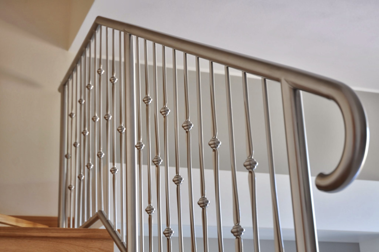 Перила нержавіючі на сходи з вертикальними прутами 5
