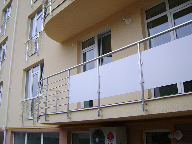 Перила нержавіючі на балкон круглі зі склом 7