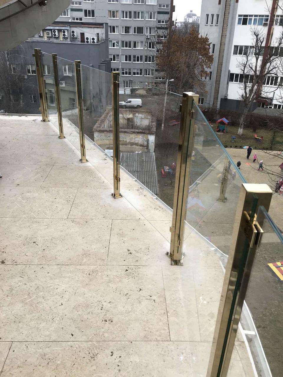 Перила нержавіючі на балкон квадратні  зі склом 2