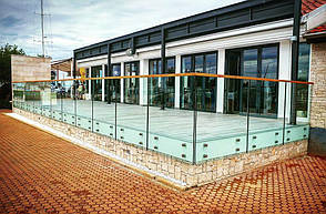 Перила скляні на точках з алюмінію  на балкон