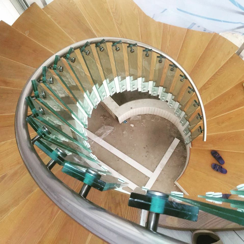 Перила скляні на точках з алюмінію на гвинтові сходи