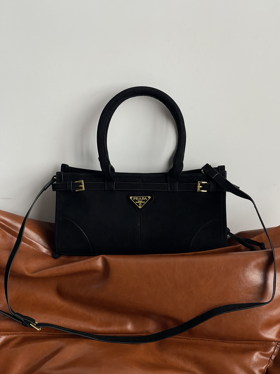 Сумка жіноча Prada Medium Suede Tote Bag через плече чорний Прада