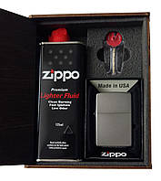 Подарунковий набір Zippo: Дерев’яна коробка + Бензин + Кремні + Запальничка Zippo 205 з гравіюванням шеврону, емблеми та напису