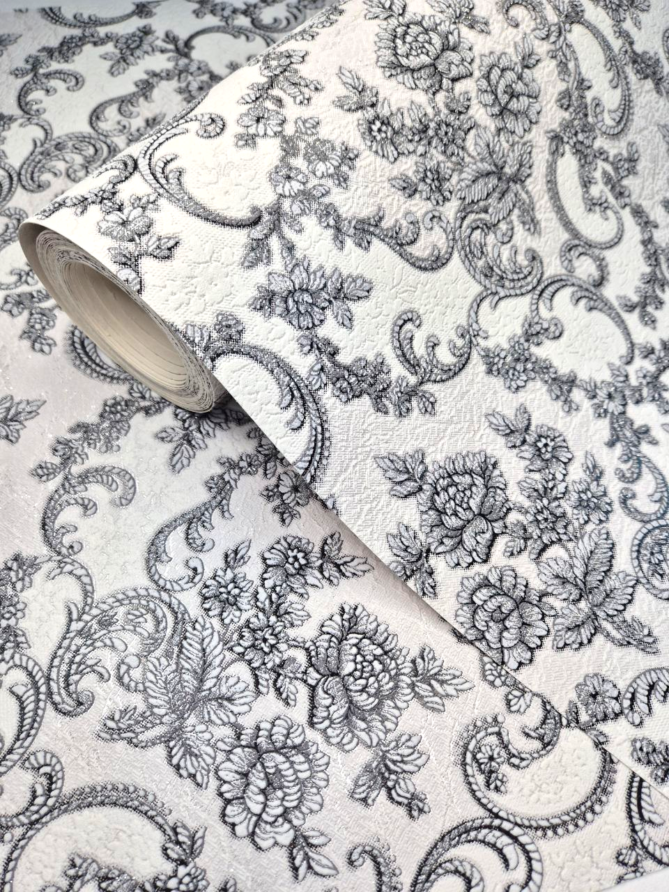 Шпалери вінілові на паперовій основі 0,53 × 10,05 Слов'янські Шпалери 338-10, білі з чорно-сірим класичним орнаментом, фото 1