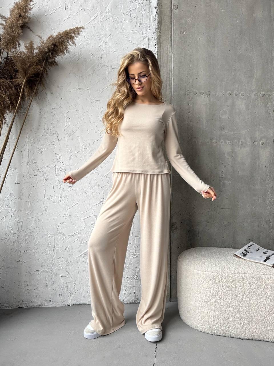 Бежевий костюм-двійка з трикотажу джерсі: вільна кофта з довгими рукавами і прямі штани, фото 1