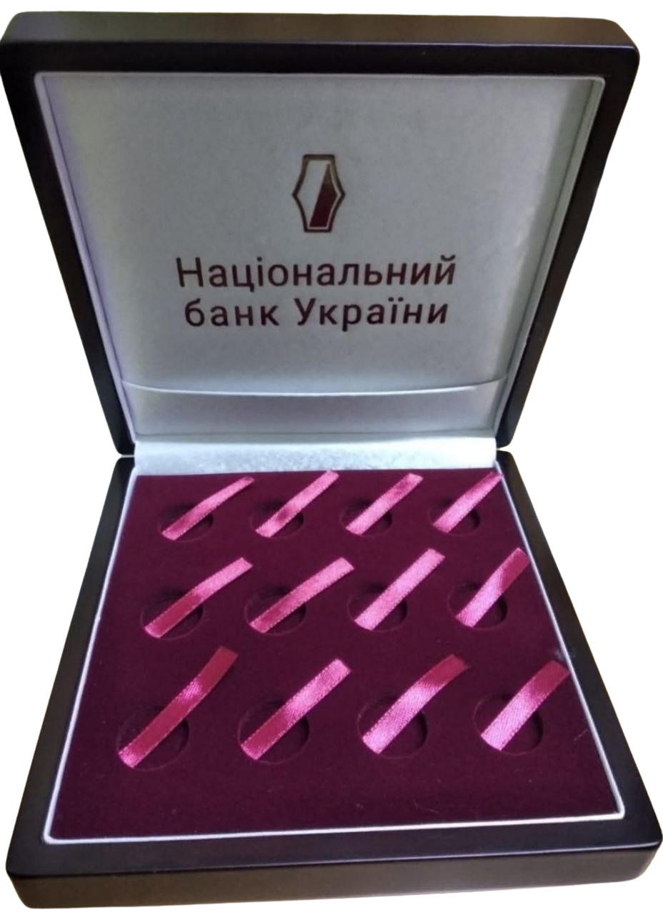Футляр з дерева для 12 золотих монет з логотипом НБУ