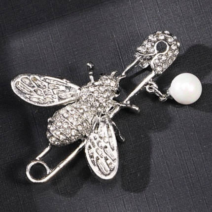 Брошка для шпильки металева на сріблястій основі бджола з білими стразами та намистиною висувка розмір 50х35 мм, фото 1