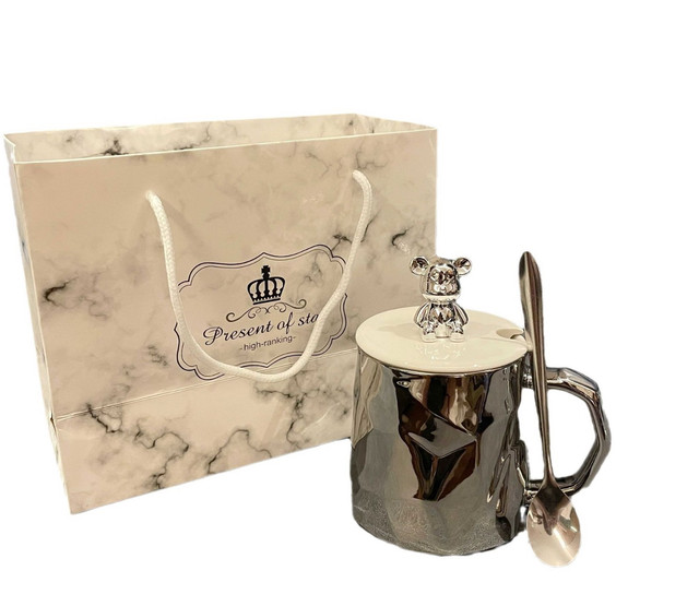 Чашка с медведем и ложкой в авторской упаковке. Подарочный набор чашка с дизайнерской фигуркой в упаковке Bearbrick Чашка с медведем и ложкой в авторской упаковке. Подарочный набор чашка с дизайнерской фигуркой в упаковке Bearbrick