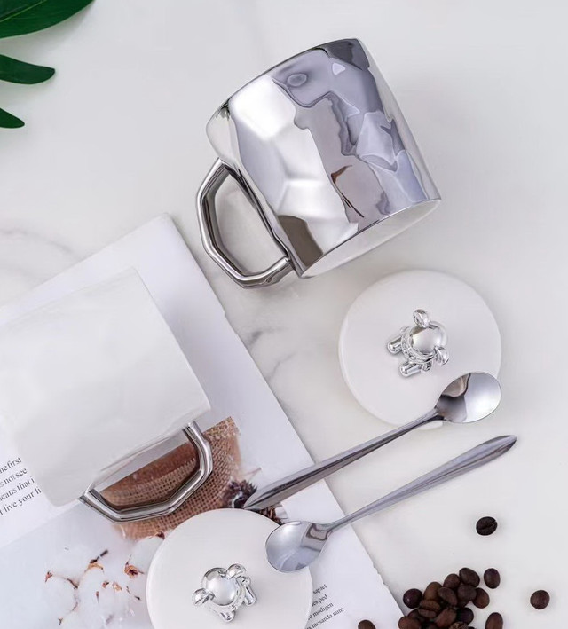 Чашка с медведем и ложкой в авторской упаковке. Подарочный набор чашка с дизайнерской фигуркой в упаковке Чашка с медведем и ложкой в авторской упаковке. Подарочный набор чашка с дизайнерской фигуркой в упаковке