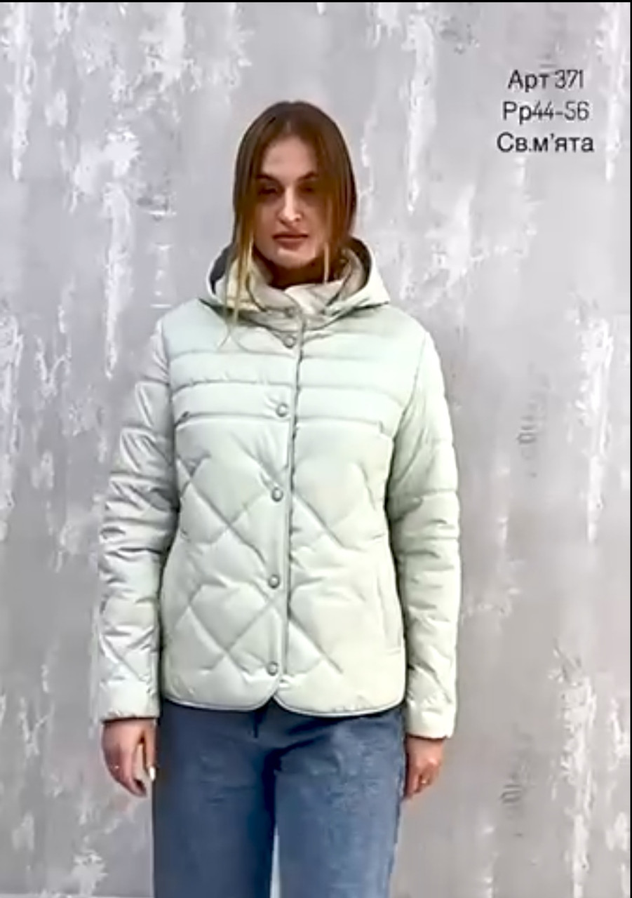 Жіноча коротка демісезонна якісна фабрична куртка з капюшоном