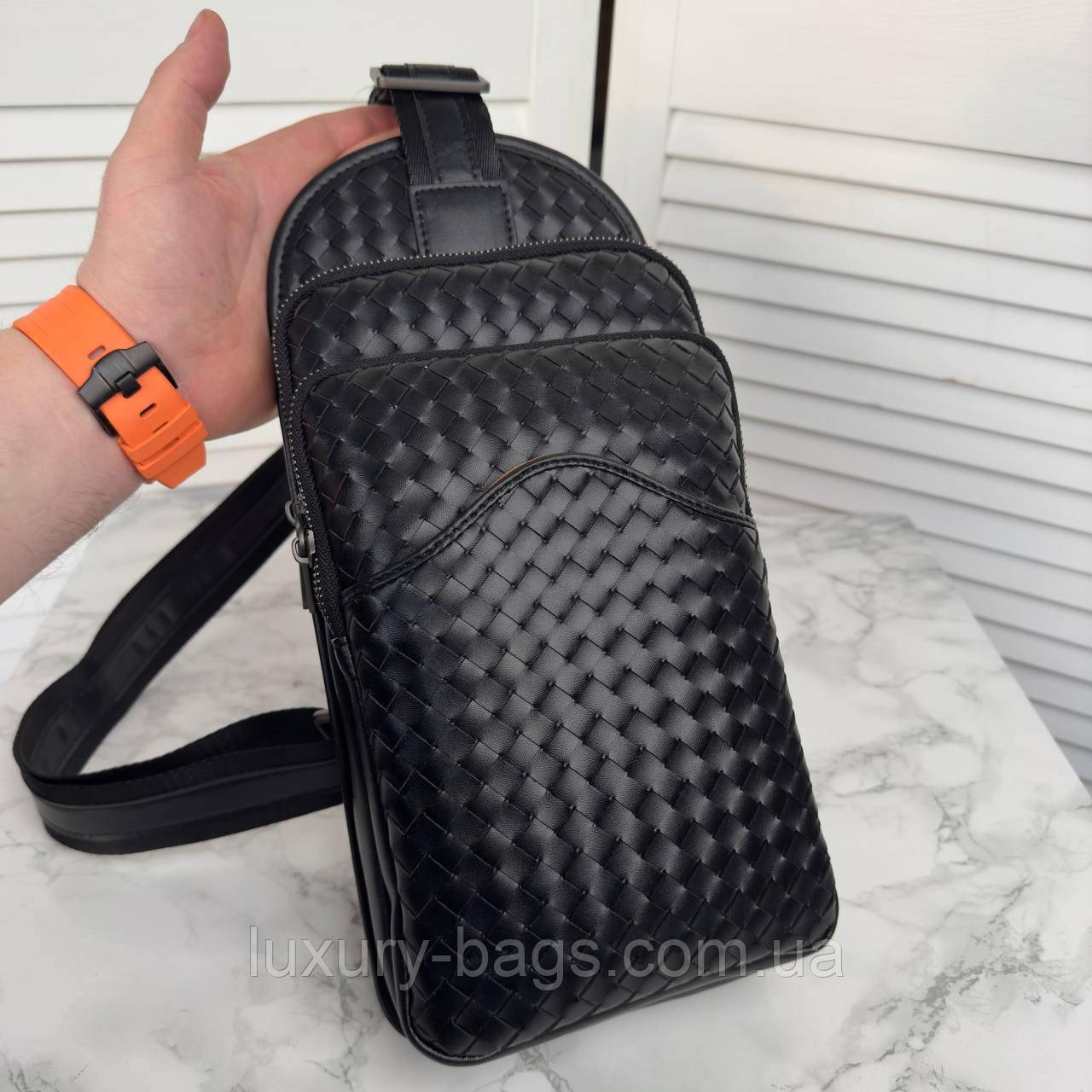 Чоловіча нагрудна сумка (слінг) Bottega Veneta