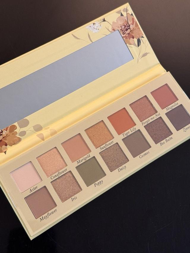 Laura Geller Seasonless Staples Wildflower Wishes 14-Well Eyeshadow Palette