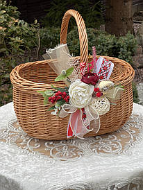 Корзинка із лози з вишуканим декором