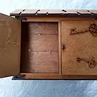 Ключниця настінна з елементами декору з дерева на 6 гачків, двостулкова закрита, Хатинка, фото 3