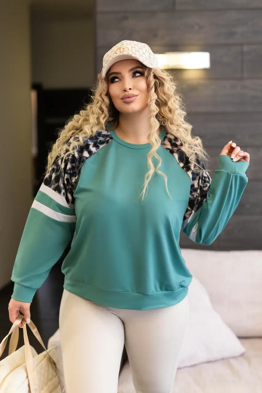 Жіночий весняний светр фісташкового кольору з леопардовими вставками на рукавах