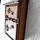 Ключниця з дерева Будиночок настінна закрита для 4 пар ключів, Хатинка, фото 5