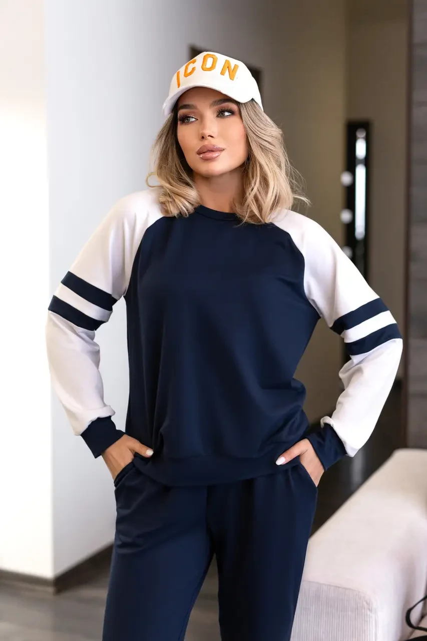 Демісезонний спортивний костюм жіночий темно синій з білими рукавами з двонитки