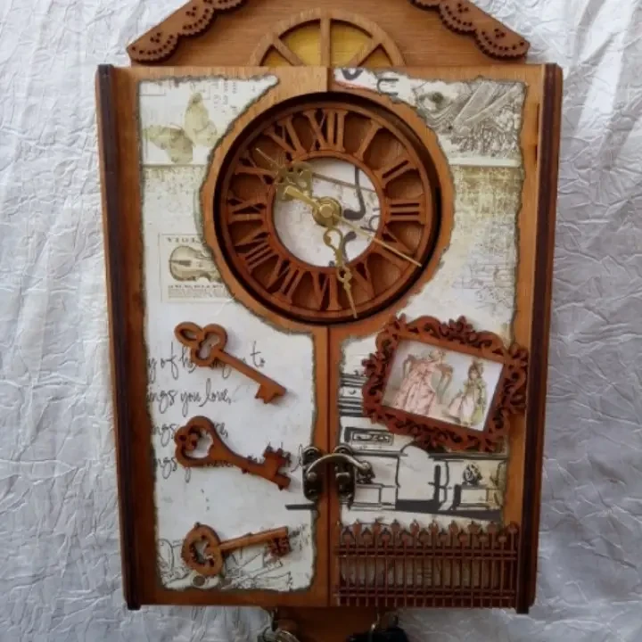 Вінтажна дерев'яна настінна ключниця з годинником двостулкова для 4 пар ключів, Хатинка, фото 1