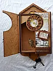 Вінтажна дерев'яна настінна ключниця з годинником двостулкова для 4 пар ключів, Хатинка, фото 4