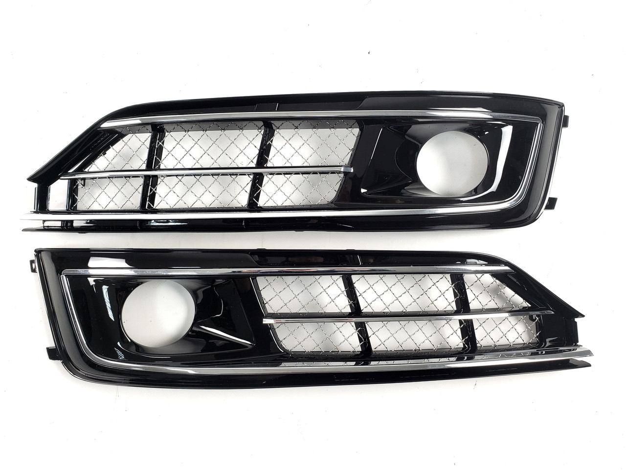 Решітки в бампер Chrome Black ( стиль W12 під дистронік ) на Audi A8 D4 2014-2017 року