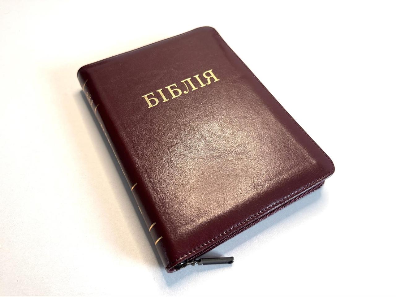 Біблія вишневого кольору, 15х20,5 см, шкіра, з замочком, з індексами, золотий зріз