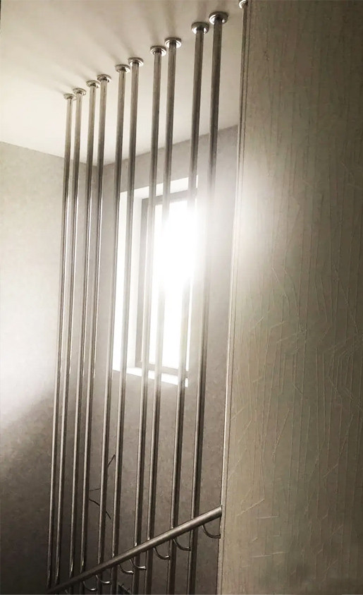 Перила з круглими поручнями і наскрізними вертикальними стійками в стелю