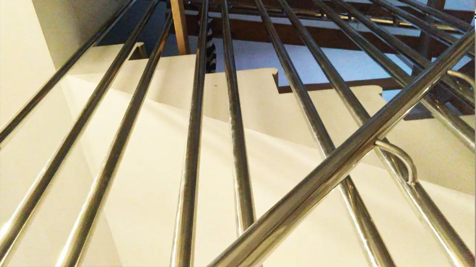 Перила з кріпленням до стелі на вертикальних стійках і з поперечним поручнем