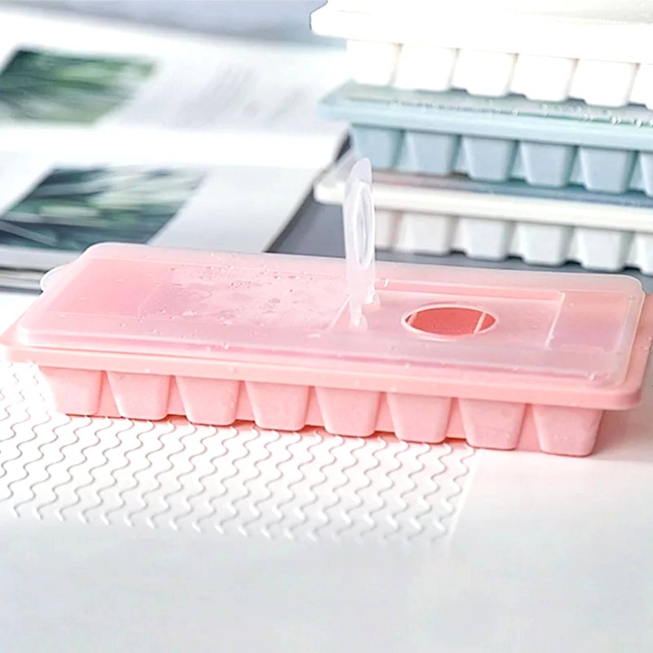 

Пластиковая форма для льда с крышкой на 12 ячеек