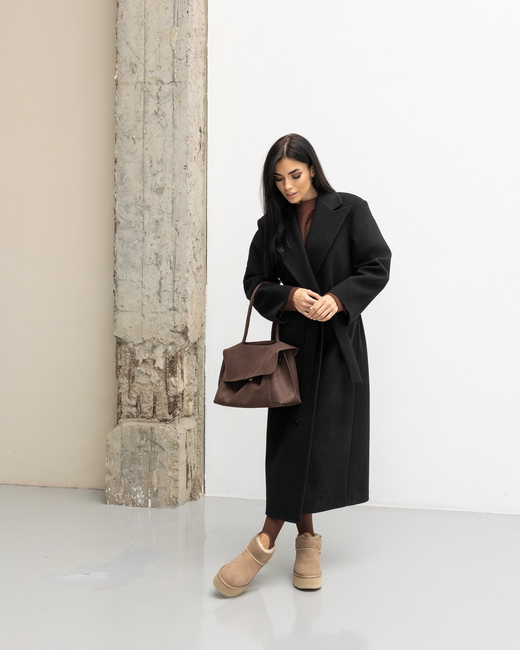 Жіноче тепле трендове чорне пряме зимове пальто максі з поясом, шліцом, фото 1