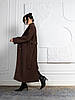 Жіноче тепле трендове шоколадне пряме зимове пальто максі з поясом, шліцом, фото 4