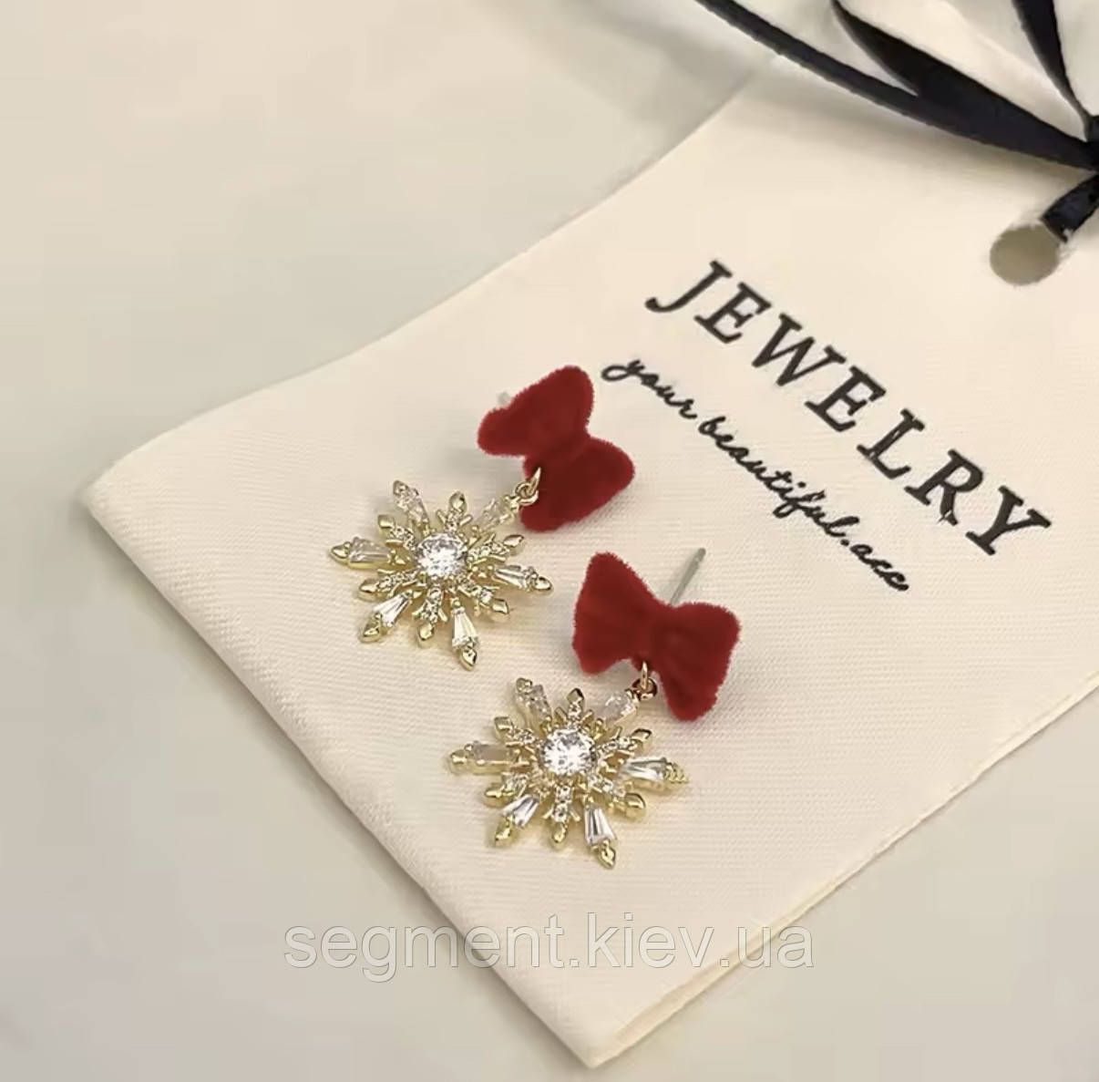 Сережки сніжинки з червоними бантиками