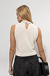 Жіноча жилетка зі стразами на горловині кремова, фото 2