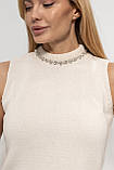 Жіноча жилетка зі стразами на горловині кремова, фото 4