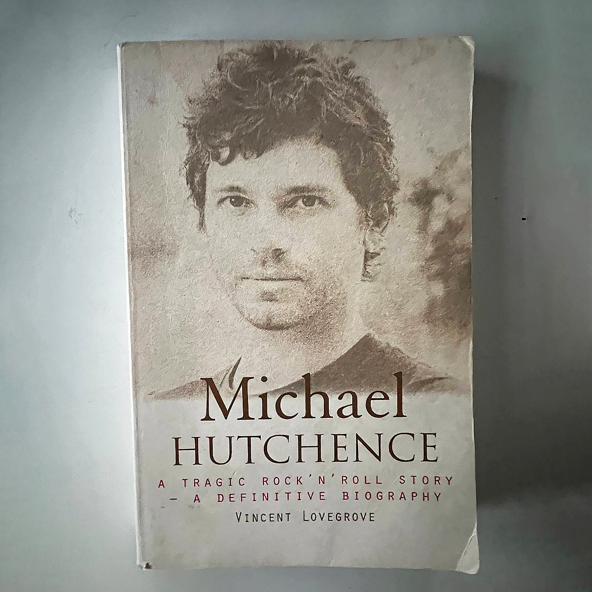 Книга Біографія Michael Hutchence: A Tragic Rock 'n' roll Story by Vincent Lovegrove