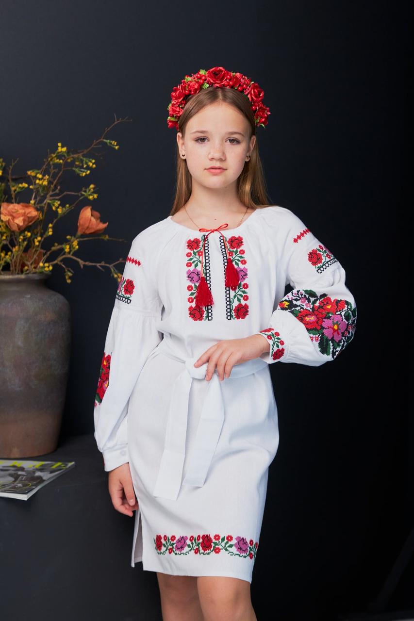 Вишита сукня з льону для дівчаток білого кольору з яскравою вишивкою хрестиком розміри 116-128
