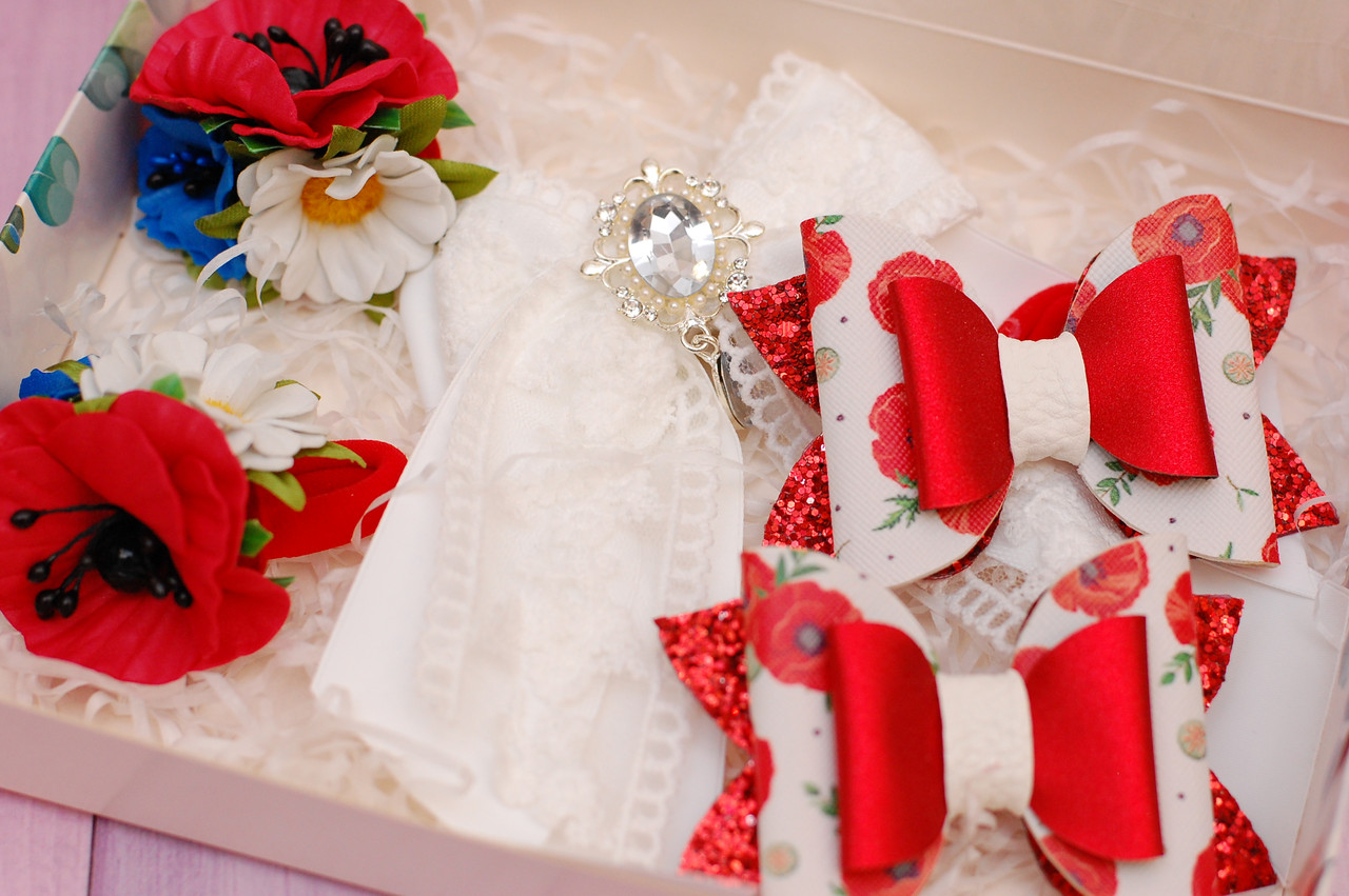 Набір гумок шпильок / дитячих прикрас для волосся до вишиванки біло-червоний в подарунковій коробці 826, фото 1