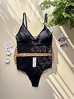 Стильний трикотажний комплект жіночої білизни з топа і трусиків стрінгів
