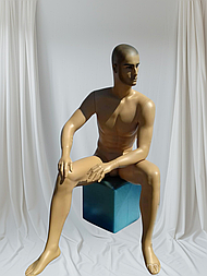 Манекен чоловічий сидячий