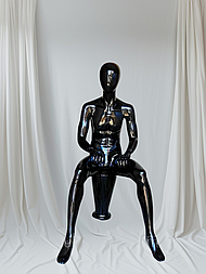 Манекен чоловічий лакований чорний сидячий