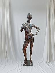 Жіночий манекен хромований на підставці