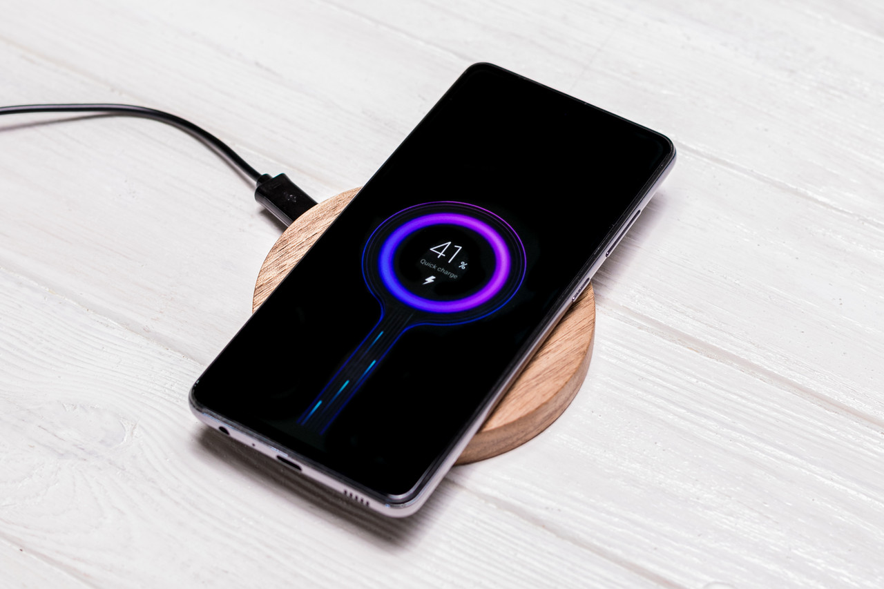 Бездротовий зарядний пристрій для телефона смартфона гаджетів із дерева з власним логотипом