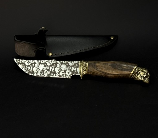 Подарунковий мисливський ніж з гравіюванням "Череп" в піхвах з натуральної шкіри ручна робота, фото 1
