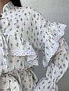 Жіноча коротка біла сукня з рюшами та мереживом, фото 5