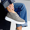 Стильні молодіжні прошиті сірі черевики натуральна замша на білій підошві, фото 7