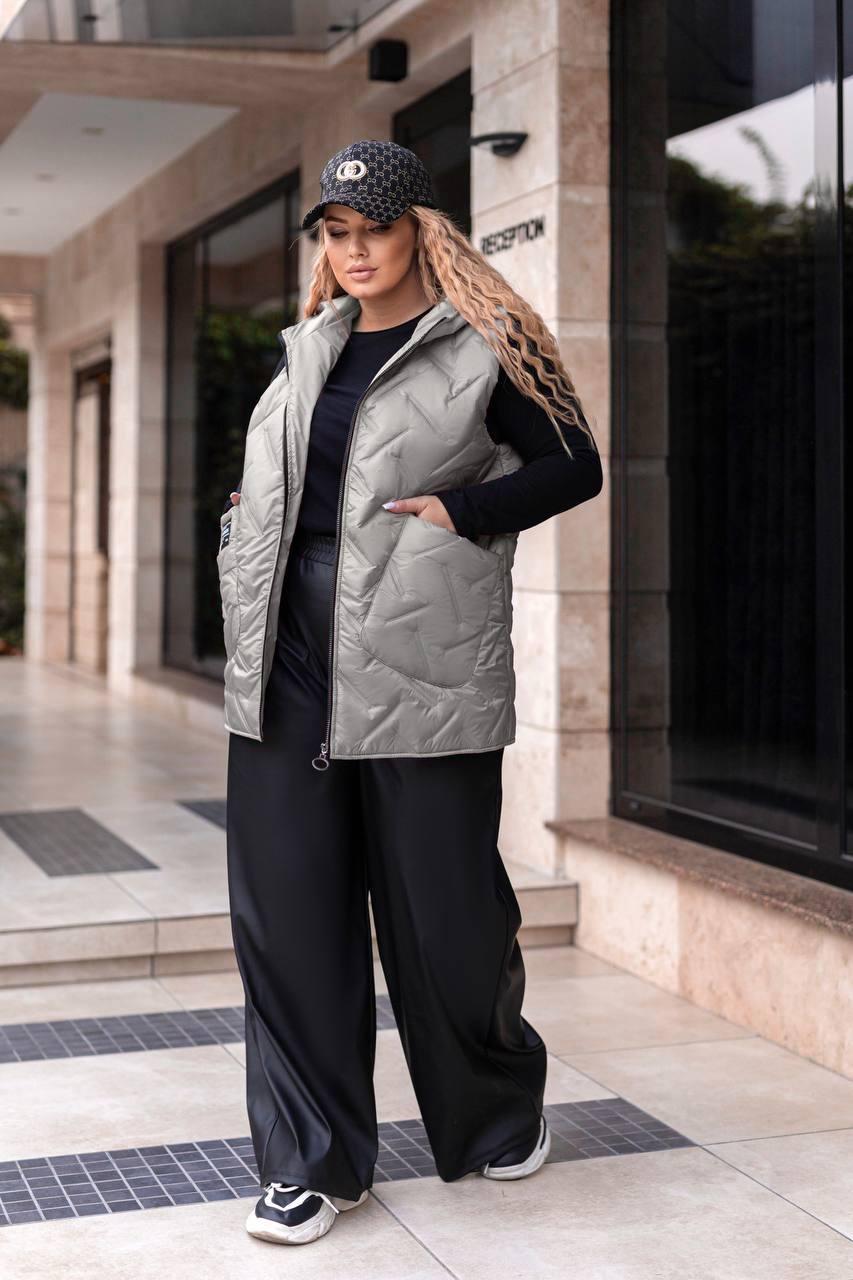 Жіноча стьобана осіння жилетка безрукавка з капюшоном, утеплена синтепоном, батал великі розміри, фото 1