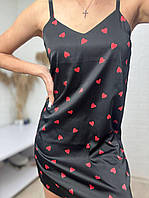 Жіноча нічна сорочка на брителях колір чорний з принтом сердечко