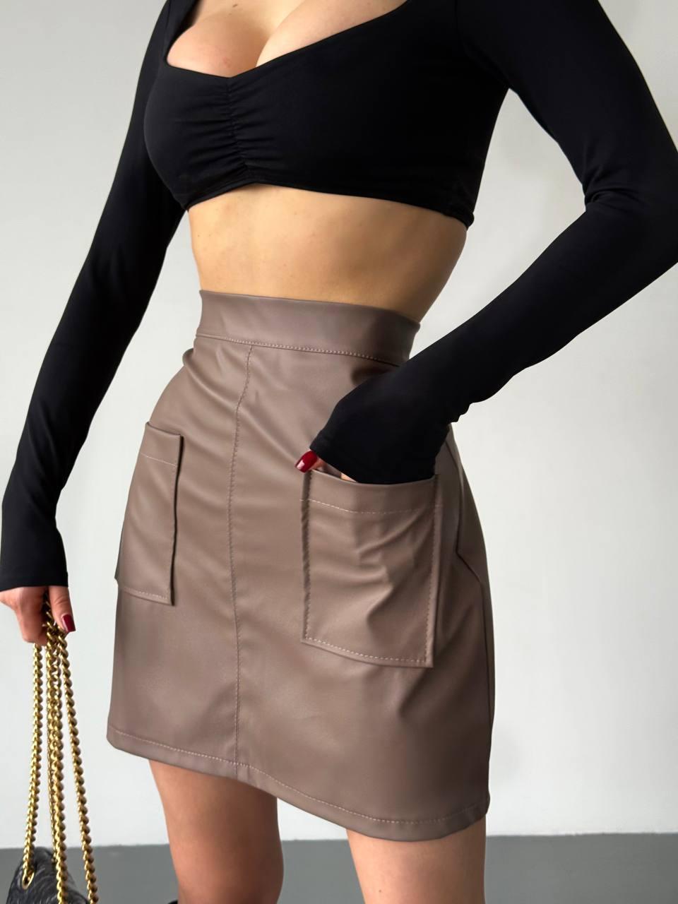 Спідниця жіноча коротка міні приталена з екошкіри з накладними кишенями висока посадка розміри 42-48